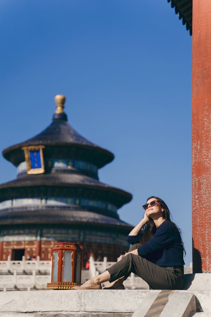 Mujer viajera en China, contemplando la vista.