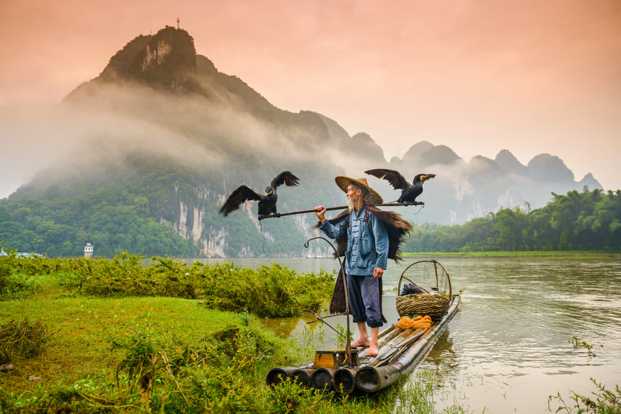 Pescador en lago de China